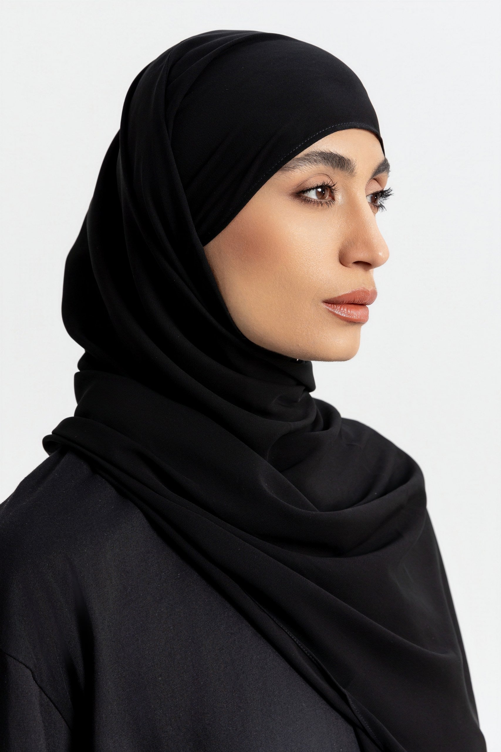 Maxi Hijab PAE Signature – Schwarz